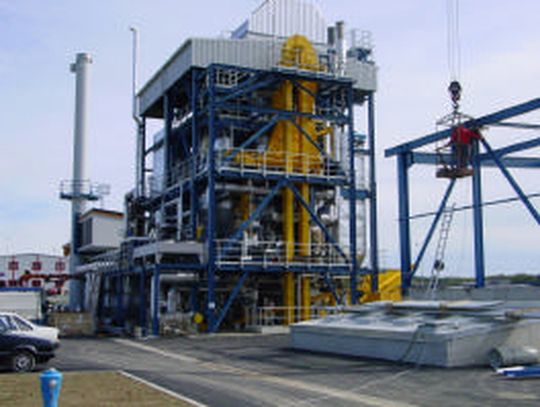 Das neue Kraftwerk in Güssing besteht aus einem Holzgaserzeuger mit einer Wirbelschicht-Dampf-Vergasung, einer Gaskühlung, einer Gasreinigung, einem Gasmotor, der das Holzgas verstromt, sowie aus einem Restwärmenutzer. Das neue Kraftwerk in Güssing besteht aus einem Holzgaserzeuger mit einer Wirbelschicht-Dampf-Vergasung, einer Gaskühlung, einer Gasreinigung, einem Gasmotor, der das Holzgas verstromt, sowie aus einem Restwärmenutzer.