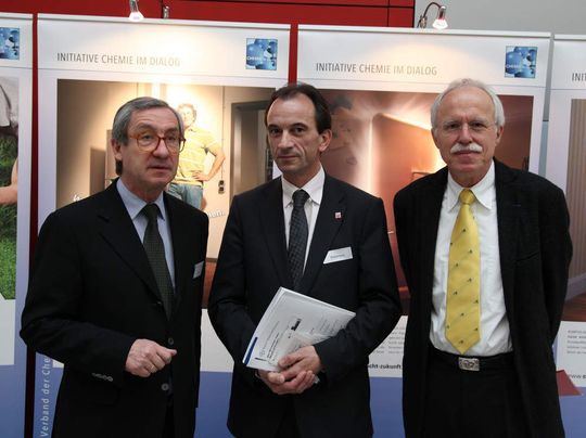 Gemeinsam mit dem BMBF veranstaltete der VCI am 26. März 2009 das „Forum Zukunft: Neue Energiequellen mit Chemie“. (Von links: VCI-Präsident Prof. Dr. Ulrich Lehner; Michael Boddenberg, Hessischer Minister für Bundesangelegenheiten und Bevollmächtigter des Landes Hessen beim Bund; Staatssekretär Prof. Dr. Frieder Meyer-Krahmer, BMBF; Bild: VCI) Gemeinsam mit dem BMBF veranstaltete der VCI am 26. März 2009 das „Forum Zukunft: Neue Energiequellen mit Chemie“. (Von links: VCI-Präsident Prof. Dr. Ulrich Lehner; Michael Boddenberg, Hessischer Minister für Bundesangelegenheiten und Bevollmächtigter des Landes Hessen beim Bund; Staatssekretär Prof. Dr. Frieder Meyer-Krahmer, BMBF; Bild: VCI)