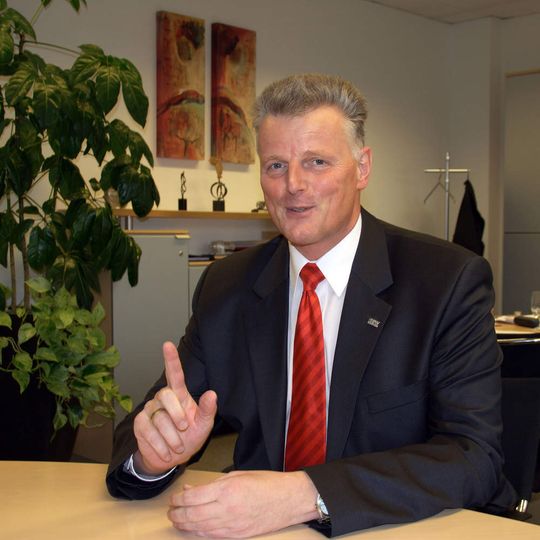 SEW-Geschäftsführer Hans Sondermann: „Ich erwarte in diesem Jahr – auch für SEW – kein Wachstum. Wir gehen davon aus, dass wir das für das vergangene Jahr angepeilte Umsatzniveau von zwei Mrd. Euro auch im nächsten Jahr nicht schaffen werden. Für das Geschäftsjahr 2009/2010 rechne ich vielmehr mit einem Umsatzrückgang.“ Bilder: Schäfer SEW-Geschäftsführer Hans Sondermann: „Ich erwarte in diesem Jahr – auch für SEW – kein Wachstum. Wir gehen davon aus, dass wir das für das vergangene Jahr angepeilte Umsatzniveau von zwei Mrd. Euro auch im nächsten Jahr nicht schaffen werden. Für das Geschäftsjahr 2009/2010 rechne ich vielmehr mit einem Umsatzrückgang.“ Bilder: Schäfer