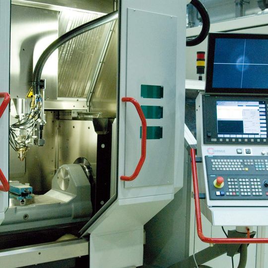 Bild 1: Ein Bearbeitungszentrum vom Typ Hermle C20U bildet die Basis für ein laserintegriertes Fräszentrum zur Komplettbearbeitung. Bild 1: Ein Bearbeitungszentrum vom Typ Hermle C20U bildet die Basis für ein laserintegriertes Fräszentrum zur Komplettbearbeitung.