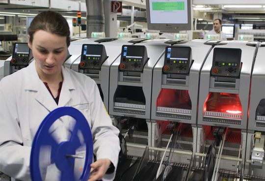 Die Ihlemann AG bestückt Multilayer-Leiterplatten mit BGAs bis zu 1500 Anschlüssen und SMD-Chips der kleinen Baugrößen 0402 und 0201 auf High-end-SMD-Linien. Bild: Ortgies Die Ihlemann AG bestückt Multilayer-Leiterplatten mit BGAs bis zu 1500 Anschlüssen und SMD-Chips der kleinen Baugrößen 0402 und 0201 auf High-end-SMD-Linien. Bild: Ortgies