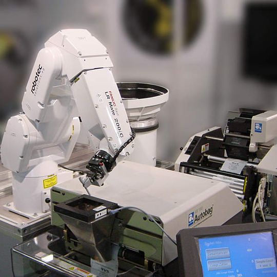 Fachbesucher können sich am APS-Stand durch eigene Handhabung von der Funktionalität der Maschinen überzeugen. Bild: APS Fachbesucher können sich am APS-Stand durch eigene Handhabung von der Funktionalität der Maschinen überzeugen. Bild: APS