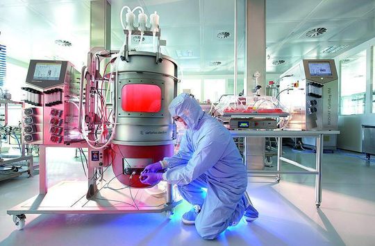 Der Einwegbioreaktor Biostat Cultibag STR besteht aus einem vorsterilisierten Einwegbeutel, der in einen Beutelcontainer eingehängt wird. (Bilder: Sartorius Stedim Biotech) Der Einwegbioreaktor Biostat Cultibag STR besteht aus einem vorsterilisierten Einwegbeutel, der in einen Beutelcontainer eingehängt wird. (Bilder: Sartorius Stedim Biotech)