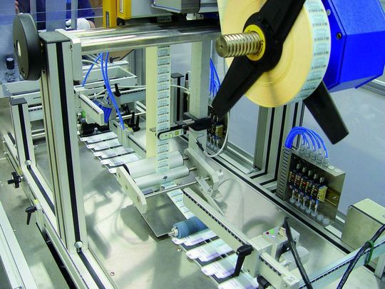 Mit Haftetiketten können Glas- wie Kartonverpackungen mit Datamatrix-Codes wie mit RFID-Tags versehen werden. Mit Haftetiketten können Glas- wie Kartonverpackungen mit Datamatrix-Codes wie mit RFID-Tags versehen werden.