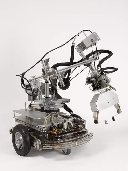 Eine NeuroRobotics-Lösung beinhaltet typischerweise Elektronik, Mechanik und Informatik — mit EDP-Unterstützung können die Briten nun deutlich effizienter entwickeln und fertigen Eine NeuroRobotics-Lösung beinhaltet typischerweise Elektronik, Mechanik und Informatik — mit EDP-Unterstützung können die Briten nun deutlich effizienter entwickeln und fertigen