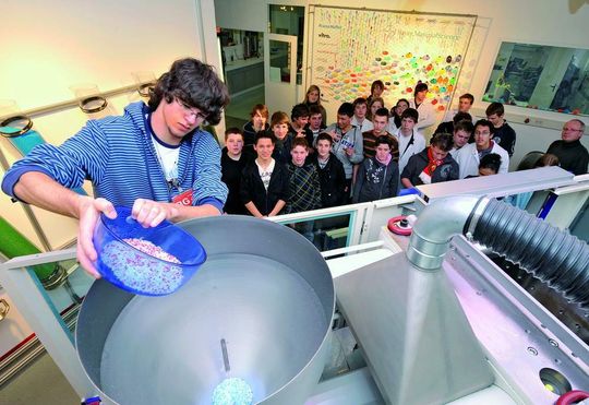 Im Baylab plastics bekommen Schüler, Auszubildende und Studenten einen Einblick in den Arbeits- und Forschungsalltag eines Kunststoffproduzenten (im Bild die Produktion an einer realen Spritzgießmaschine). (Bilder: Bayer MaterialScience) Im Baylab plastics bekommen Schüler, Auszubildende und Studenten einen Einblick in den Arbeits- und Forschungsalltag eines Kunststoffproduzenten (im Bild die Produktion an einer realen Spritzgießmaschine). (Bilder: Bayer MaterialScience)