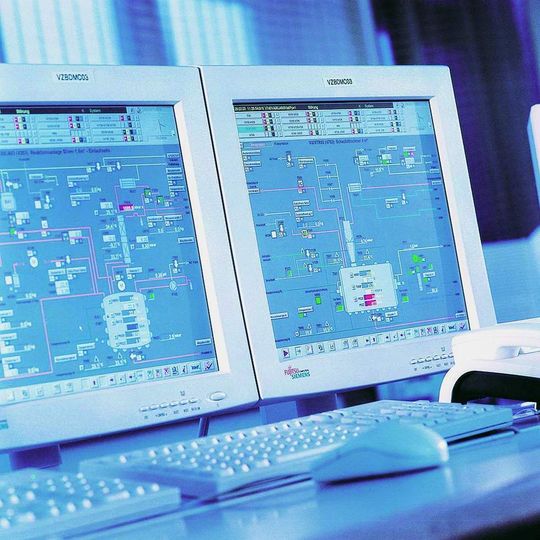 In Raffinerien und bei Ölplattformen sind Operator-Trainingssysteme schon lange im Einsatz. Nun sind sie auch in der Chemie immer stärker im Kommen. (Bilder: Siemens) In Raffinerien und bei Ölplattformen sind Operator-Trainingssysteme schon lange im Einsatz. Nun sind sie auch in der Chemie immer stärker im Kommen. (Bilder: Siemens)