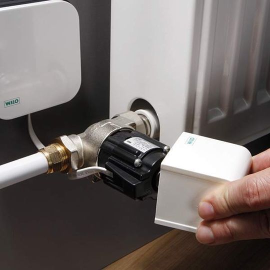 Die Pumpenhersteller entdecken zunehmend das Energiesparpotenzial von Kleinpumpen für sich. Ein Beispiel ist die Heizkörperpumpe Geniax, die direkt am Radiator installiert wird.Bild Wilo Die Pumpenhersteller entdecken zunehmend das Energiesparpotenzial von Kleinpumpen für sich. Ein Beispiel ist die Heizkörperpumpe Geniax, die direkt am Radiator installiert wird.Bild Wilo