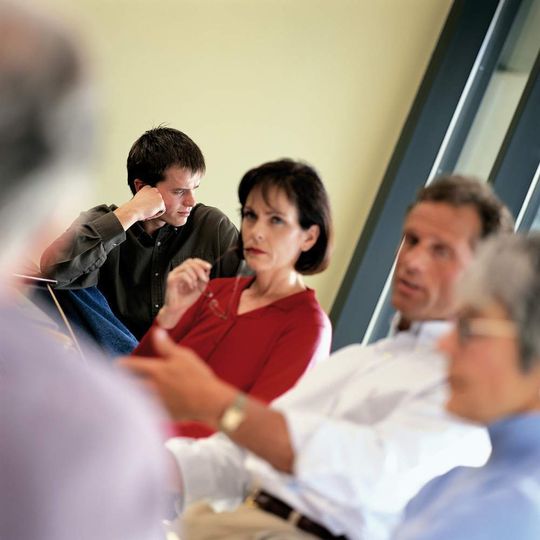 Wer Mitarbeiter über ein Freiwilligen-Programm zum Ausscheiden bewegen will, muss sich nicht nur rechtlich absichern, sondern muss auch in der Belegschaft um Unterstützung werben. Wer Mitarbeiter über ein Freiwilligen-Programm zum Ausscheiden bewegen will, muss sich nicht nur rechtlich absichern, sondern muss auch in der Belegschaft um Unterstützung werben.