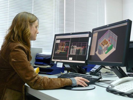 CAD-Engineer Susanne Gooßens bei der Planungsarbeit: „Gerade bei Container-Anlagen ist die 3D-Planung und die Kollisionskontrolle bei den engen Platzverhältnissen ein großer Vorteil.“ CAD-Engineer Susanne Gooßens bei der Planungsarbeit: „Gerade bei Container-Anlagen ist die 3D-Planung und die Kollisionskontrolle bei den engen Platzverhältnissen ein großer Vorteil.“