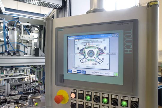 „Embedded“ effizienter: Ein Simatic Panel PC 477B für raue Industrieumgebung mit echtzeitfähiger Software-PLC und Visualisierungssystem automatisiert den Prozess robust und transparent. „Embedded“ effizienter: Ein Simatic Panel PC 477B für raue Industrieumgebung mit echtzeitfähiger Software-PLC und Visualisierungssystem automatisiert den Prozess robust und transparent.
