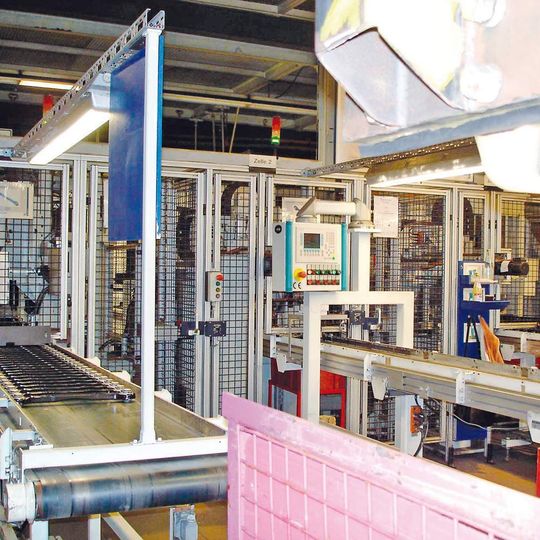 Intelligente Verbindung: SFC und Produktionsstrang kommunizieren bei der Lenkerproduktion von Thyssen-Krupp Umformtechnik. Intelligente Verbindung: SFC und Produktionsstrang kommunizieren bei der Lenkerproduktion von Thyssen-Krupp Umformtechnik.