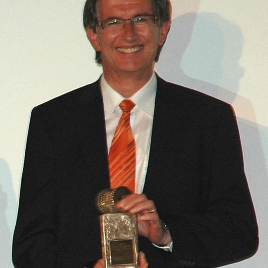 Armin Stolzer, Geschäftsführender Gesellschafter der Kasto Maschinenbau GmbH & Co. KG, mit dem „International Best Factory Award“ 2009. Armin Stolzer, Geschäftsführender Gesellschafter der Kasto Maschinenbau GmbH & Co. KG, mit dem „International Best Factory Award“ 2009.