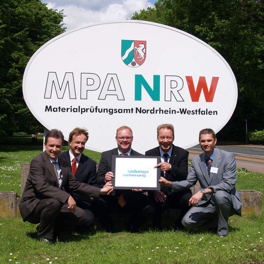 Einige der Gründungsmitglieder (v.l.n.r.) des Trägervereins Ladungssicherung: Thomas Weißberg, Signal Iduna, Ralf Damberg, Ad Pitch, Karl-Heinz Keisewitt, Dolezych, Stefan Schreiber, IHK zu Dortmund und Uwe Schöbel, BQH. Bild: Trägerverein Ladungssicherung e.V. Einige der Gründungsmitglieder (v.l.n.r.) des Trägervereins Ladungssicherung: Thomas Weißberg, Signal Iduna, Ralf Damberg, Ad Pitch, Karl-Heinz Keisewitt, Dolezych, Stefan Schreiber, IHK zu Dortmund und Uwe Schöbel, BQH. Bild: Trägerverein Ladungssicherung e.V.