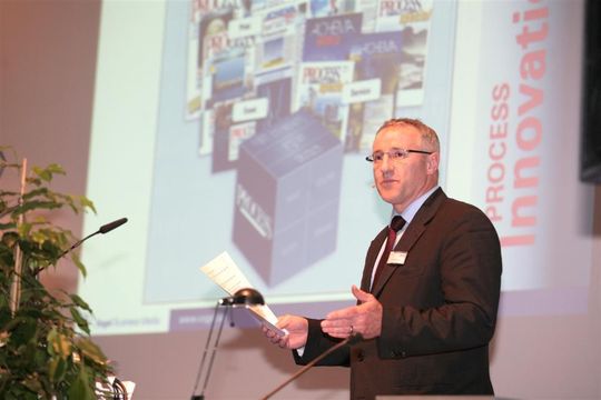 Redaktionsdirektor und Publisher Print/Online lobte bei der Preisverleihung den hohen Innovationsgrad der eingereichten Bewerbungen zum Innovation Award 2009. Redaktionsdirektor und Publisher Print/Online lobte bei der Preisverleihung den hohen Innovationsgrad der eingereichten Bewerbungen zum Innovation Award 2009.