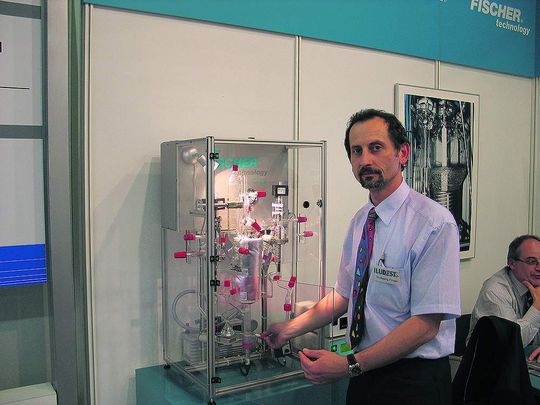 Projektingenieur Wolfgang Finger erklärt die Phasengleichgewichtsapparatur. Sie ist für einen Einsatz von ca. 35 ml ausgelegt und kann im Vakuum, bei Normal- oder Überdruck sowie bei Temperaturen bis etwa 250 °C betrieben werden. Projektingenieur Wolfgang Finger erklärt die Phasengleichgewichtsapparatur. Sie ist für einen Einsatz von ca. 35 ml ausgelegt und kann im Vakuum, bei Normal- oder Überdruck sowie bei Temperaturen bis etwa 250 °C betrieben werden.