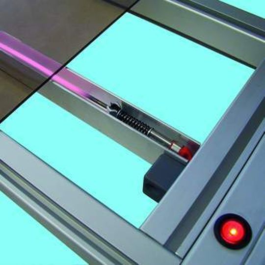 Mit Hilfe des Erwärmgeräts lassen sich Platten aus PMMA, PVC oder Polystyrol erwärmen, wobei die optischen Oberflächeneigenschaften erhalten bleiben. Mit Hilfe des Erwärmgeräts lassen sich Platten aus PMMA, PVC oder Polystyrol erwärmen, wobei die optischen Oberflächeneigenschaften erhalten bleiben.