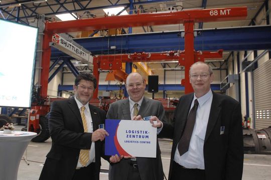Zufriedene Gesichter bei Fabrikchef Walter Grödl, Guy Chardon, Senior Vice President Thermal Products, und Thomas Fligge, Vice President (v.l.n.r.) Zufriedene Gesichter bei Fabrikchef Walter Grödl, Guy Chardon, Senior Vice President Thermal Products, und Thomas Fligge, Vice President (v.l.n.r.)