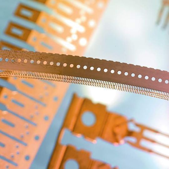 Die Herstellung solcher Stanzteile überwacht eine Prüfzelle mit digitaler Hochgeschwindigkeitskamera. Bild: Vester Die Herstellung solcher Stanzteile überwacht eine Prüfzelle mit digitaler Hochgeschwindigkeitskamera. Bild: Vester