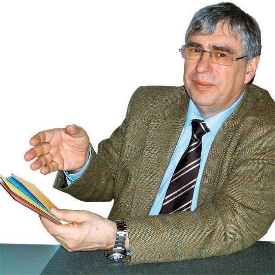 Dr. Erich Nabbefeld-Arnold, Leiter Strategie und Technik des Competence Centers Color/Construction, kennt die Wünsche seiner Kunden hinsichtlich Farbgestaltung und Funktionalität: „Rotwein, Senf oder Schuhcreme dürfen nach dem Abwischen keine Rückstände auf den Oberflächen hinterlassen.“ Bild: Munde Dr. Erich Nabbefeld-Arnold, Leiter Strategie und Technik des Competence Centers Color/Construction, kennt die Wünsche seiner Kunden hinsichtlich Farbgestaltung und Funktionalität: „Rotwein, Senf oder Schuhcreme dürfen nach dem Abwischen keine Rückstände auf den Oberflächen hinterlassen.“ Bild: Munde