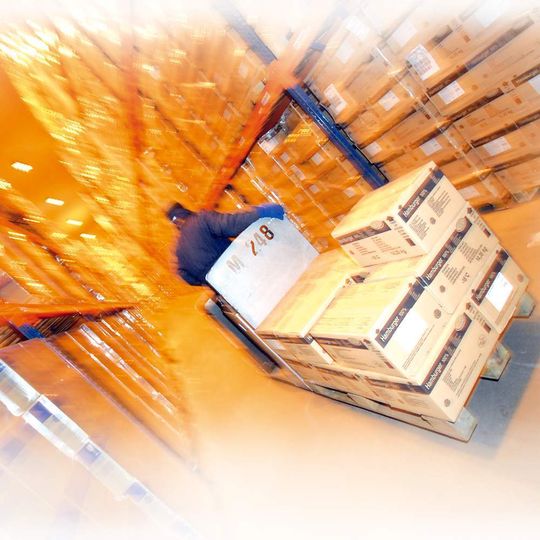 Bei der SCM-Lösung für Burger King werden Ultrafrische-Produkte und Hamburger-Brötchen direkt vom Lieferanten zur Kommissionierung in die Bestandslager oder Cross-Docks gefahren. Bei der SCM-Lösung für Burger King werden Ultrafrische-Produkte und Hamburger-Brötchen direkt vom Lieferanten zur Kommissionierung in die Bestandslager oder Cross-Docks gefahren.