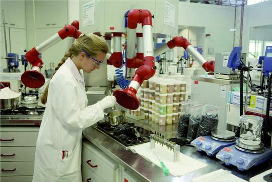 1 Im Prozesslabor von Schwan-Stabilo werden u.a. peptisierbare Sole, niederviskose Hydrogele und Suspoemulsionen, die zur Herstellung von Kosmetik-Produkten verwendet werden, mit einem Rheometer untersucht. 1 Im Prozesslabor von Schwan-Stabilo werden u.a. peptisierbare Sole, niederviskose Hydrogele und Suspoemulsionen, die zur Herstellung von Kosmetik-Produkten verwendet werden, mit einem Rheometer untersucht.