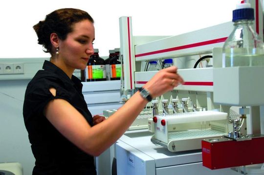 1 Das SPE-LC-MS/MS-System erlaubt den schnellen Nachweis von perfluorierten Tensiden. Bilder: Gerstel 1 Das SPE-LC-MS/MS-System erlaubt den schnellen Nachweis von perfluorierten Tensiden. Bilder: Gerstel