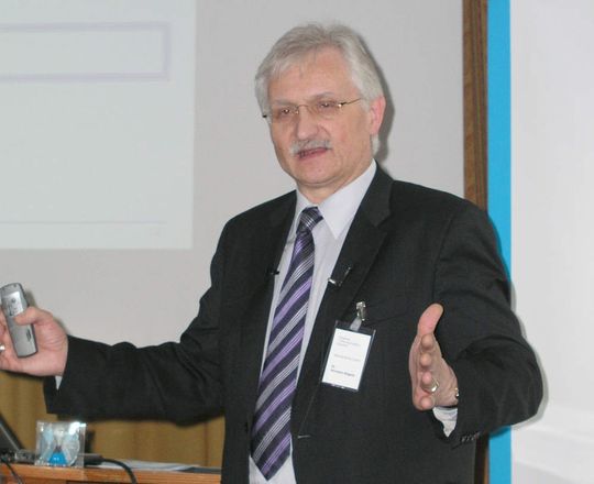 Dr. Hermann Allgaier, Geschäftsführer von Merckle Biotec: „Es ist zwar noch ein Fast-Track-Projekt, kein Flash-Track-Projekt, von dem heute schon vielfach gesprochen wird, dennoch sehr erfolgreich. Bei unserem Projekt konnten wir etwa 12 Monate Zeit im Vergleich zu einer mit Edelstahlbehältern und Verrohrung ausgeführten Variante sparen.“ Dr. Hermann Allgaier, Geschäftsführer von Merckle Biotec: „Es ist zwar noch ein Fast-Track-Projekt, kein Flash-Track-Projekt, von dem heute schon vielfach gesprochen wird, dennoch sehr erfolgreich. Bei unserem Projekt konnten wir etwa 12 Monate Zeit im Vergleich zu einer mit Edelstahlbehältern und Verrohrung ausgeführten Variante sparen.“