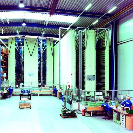 Die beiden rechten Lagergassen des Lisec-Hochregallagers wurden zur Erweiterung der Lagerkapazität um 100% verlängert und somit auf das doppelte Volumen vergrößert. Die beiden rechten Lagergassen des Lisec-Hochregallagers wurden zur Erweiterung der Lagerkapazität um 100% verlängert und somit auf das doppelte Volumen vergrößert.
