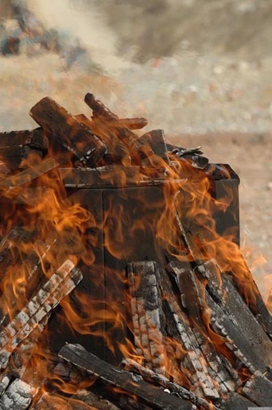 Totz beschädigter Außenhülle haben die Festplatten ein 1.000 Grad heißes Feuer unbeschadet überstanden. Totz beschädigter Außenhülle haben die Festplatten ein 1.000 Grad heißes Feuer unbeschadet überstanden.