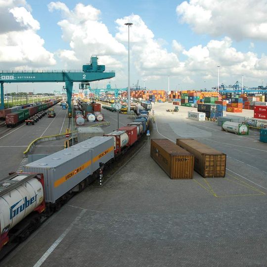 Bei der DB-Tochter RSC werden im Rotterdamer Hafen ankommende Container zum Weitertransport auf Bahnwaggons oder Lkw umgeschlagen. Bild: Unruh Bei der DB-Tochter RSC werden im Rotterdamer Hafen ankommende Container zum Weitertransport auf Bahnwaggons oder Lkw umgeschlagen. Bild: Unruh