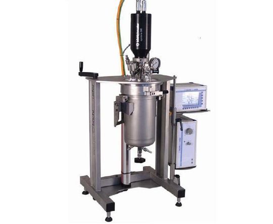 Der neue versoclave Druckreaktor von Büchi ist von drei Seiten frei zugänglich. Der neue versoclave Druckreaktor von Büchi ist von drei Seiten frei zugänglich.