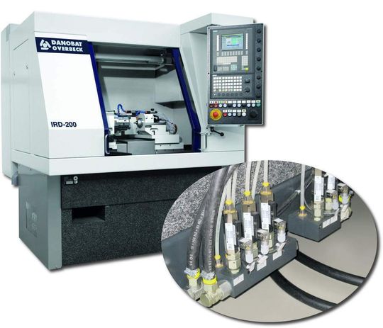 Präzisions-Rundschleifmaschine mit integrierten Strömungswächtern zur Durchflussüberwachung der Antriebskühlung und des Werkzeug/Werkstück-Kühlschmiermittels Bilder: Meister Strömungstechnik Präzisions-Rundschleifmaschine mit integrierten Strömungswächtern zur Durchflussüberwachung der Antriebskühlung und des Werkzeug/Werkstück-Kühlschmiermittels Bilder: Meister Strömungstechnik
