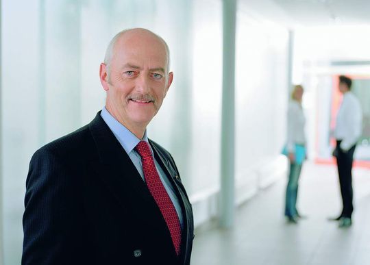 Dr. Knut Löschke verlässt nach knapp 20 Jahren die von ihm gegründete PC-Ware AG. Dr. Knut Löschke verlässt nach knapp 20 Jahren die von ihm gegründete PC-Ware AG.