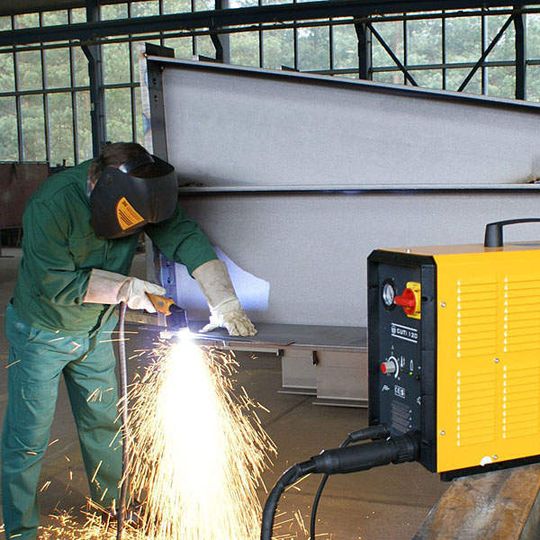 Bis 50 mm Materialstärke flexibel und mobil mit Plasma schneiden, das ermöglicht der Inverter Cuti 120, wie Kjellberg auf der Messe „Schweißen und Schneiden 2009“ darlegen will. Bis 50 mm Materialstärke flexibel und mobil mit Plasma schneiden, das ermöglicht der Inverter Cuti 120, wie Kjellberg auf der Messe „Schweißen und Schneiden 2009“ darlegen will.