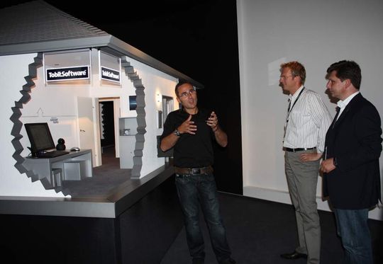 Bevor es zum Original geht, wird das Smart-Home am Beispiel des 1:3-Musterhauses erklärt. Bevor es zum Original geht, wird das Smart-Home am Beispiel des 1:3-Musterhauses erklärt.