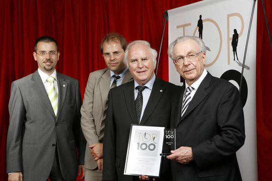 Urkundenvergabe an Innojet Herbert Hüttlin (v.l.): Geschäftsleitung Christian Ott, Leiter Marketing Holger Hüttlin, Inhaber und Geschäftsführer Dr. h. c. Herbert Hüttlin zusammen mit Lothar Späth Urkundenvergabe an Innojet Herbert Hüttlin (v.l.): Geschäftsleitung Christian Ott, Leiter Marketing Holger Hüttlin, Inhaber und Geschäftsführer Dr. h. c. Herbert Hüttlin zusammen mit Lothar Späth