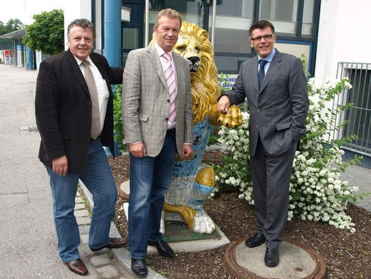 Sponsoring-Partner: DCS-Vertriebsleiter Klaus Möritz (l.) mit Geschäftsführer Andreas Kriesche und 1860-Chef Manfred Stoffers Sponsoring-Partner: DCS-Vertriebsleiter Klaus Möritz (l.) mit Geschäftsführer Andreas Kriesche und 1860-Chef Manfred Stoffers