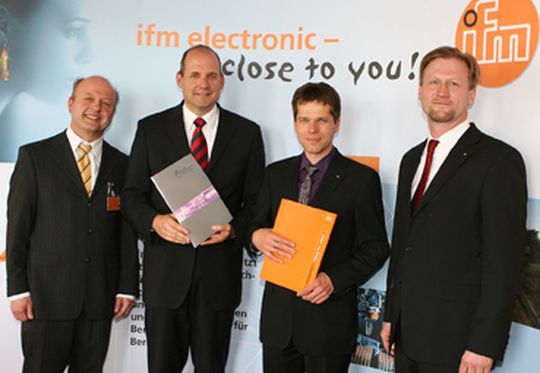 Nach der Unterzeichung des Vertrags (v.l.n.r.) Prorektor Prof. Dr. Michael Pfeffer, Rektor Prof. Dr. Thomas Spägele, Martin Buck, ifm Geschäftsführer sowie Steffen Fischer, ifm Personalleiter. Nach der Unterzeichung des Vertrags (v.l.n.r.) Prorektor Prof. Dr. Michael Pfeffer, Rektor Prof. Dr. Thomas Spägele, Martin Buck, ifm Geschäftsführer sowie Steffen Fischer, ifm Personalleiter.