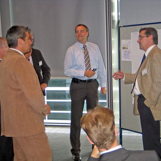 In Gruppen erarbeiteten die Teilnehmer des Forums von Harald Ostermann eine innovative Geschäftsidee. Bild: Otto In Gruppen erarbeiteten die Teilnehmer des Forums von Harald Ostermann eine innovative Geschäftsidee. Bild: Otto