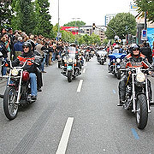 Wer in Karlsruhe auf Harley abfährt, vermisst gegenwärtig seine Anlaufstelle beim bisherigen offiziellen Harley-Händler in Stutensee. Der Importeur sucht bereits einen Nachfolger für Diefenbacher’s Senn Harley-Davidson Karlsruhe. Wer in Karlsruhe auf Harley abfährt, vermisst gegenwärtig seine Anlaufstelle beim bisherigen offiziellen Harley-Händler in Stutensee. Der Importeur sucht bereits einen Nachfolger für Diefenbacher’s Senn Harley-Davidson Karlsruhe.