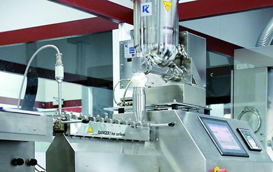 In der Laboranlage werden Machbarkeitsstudien durchgeführt, aber auch kleinere Mengen für klinische Versuche hergestellt. In der Laboranlage werden Machbarkeitsstudien durchgeführt, aber auch kleinere Mengen für klinische Versuche hergestellt.