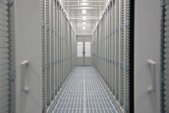 Durch konsequente Einhausung lassen sich Temperaturschwankungen vor den Server-Racks reduzieren. Durch konsequente Einhausung lassen sich Temperaturschwankungen vor den Server-Racks reduzieren.