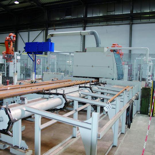 Bild 1: Zufuhrseite einer Kasto-Variospeed mit Kettenmagazin und Rücklagepolder. Bild 1: Zufuhrseite einer Kasto-Variospeed mit Kettenmagazin und Rücklagepolder.