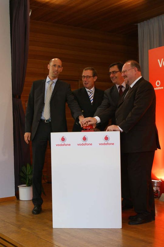 Projektstart in Heilbronn: (von links.) Stephan Gammersbach (Telekom), Helmut Himmelsbach (OB Heilbronn), Georg Benzer (Vodafone) und Richard Drautz (Staatssekretär BW) Projektstart in Heilbronn: (von links.) Stephan Gammersbach (Telekom), Helmut Himmelsbach (OB Heilbronn), Georg Benzer (Vodafone) und Richard Drautz (Staatssekretär BW)