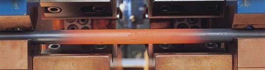 Durch Widerstands-Stumpfschweißen verbundene massive Drähte mit noch rot glühender Schweißstelle Durch Widerstands-Stumpfschweißen verbundene massive Drähte mit noch rot glühender Schweißstelle