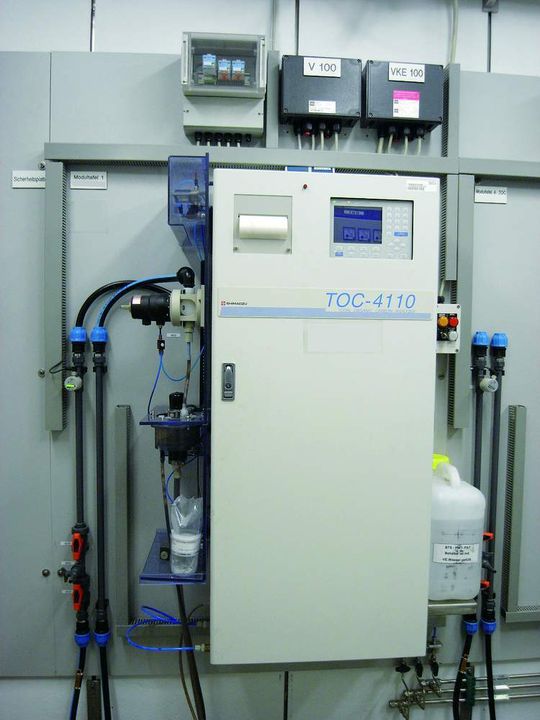 Eines der rund 40 Online-TOC-Analysengeräte, die rund um die Uhr die Abwässer des Chempark Krefeld-Uerdingen überwachen. Eines der rund 40 Online-TOC-Analysengeräte, die rund um die Uhr die Abwässer des Chempark Krefeld-Uerdingen überwachen.
