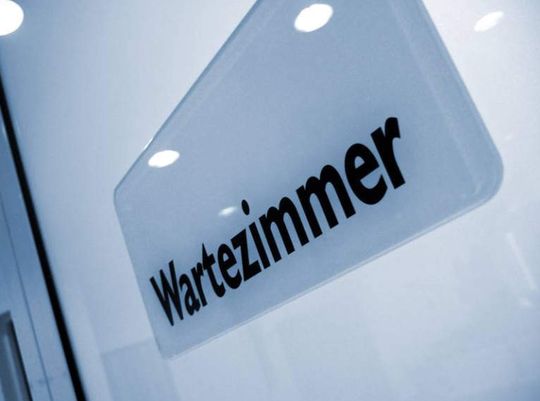 In normalen Wartezimmern herrscht im Gegensatz zu den freiwillgen Teilnehmern von klinischen Studien eher Flut als Ebbe. Dabei sind Patienten-Tests zwingend notwendig, um neue Wirkstoffe am Markt zuzulassen. Quelle: www.pixelio.de, Rainer Sturm In normalen Wartezimmern herrscht im Gegensatz zu den freiwillgen Teilnehmern von klinischen Studien eher Flut als Ebbe. Dabei sind Patienten-Tests zwingend notwendig, um neue Wirkstoffe am Markt zuzulassen. Quelle: www.pixelio.de, Rainer Sturm