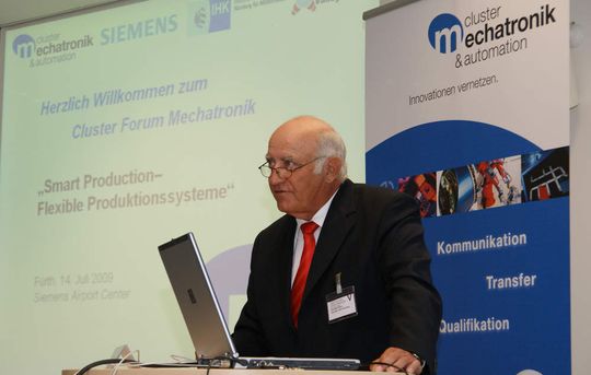 Stellte die vorbildliche Vernetzung der regionalen Netzwerkaktivitäten des Automation Valleys Nordbayern mit dem Cluster Mechatronik heraus: Günter Baumüller, IHK-Vizepräsident und Cluster-Beirat. Stellte die vorbildliche Vernetzung der regionalen Netzwerkaktivitäten des Automation Valleys Nordbayern mit dem Cluster Mechatronik heraus: Günter Baumüller, IHK-Vizepräsident und Cluster-Beirat.