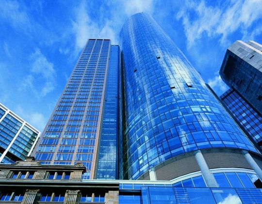 Der Main Tower in Frankfurt: Hier kann man auf allen Etagen individuell lüften, dank der Gebäudeleittechnik Der Main Tower in Frankfurt: Hier kann man auf allen Etagen individuell lüften, dank der Gebäudeleittechnik